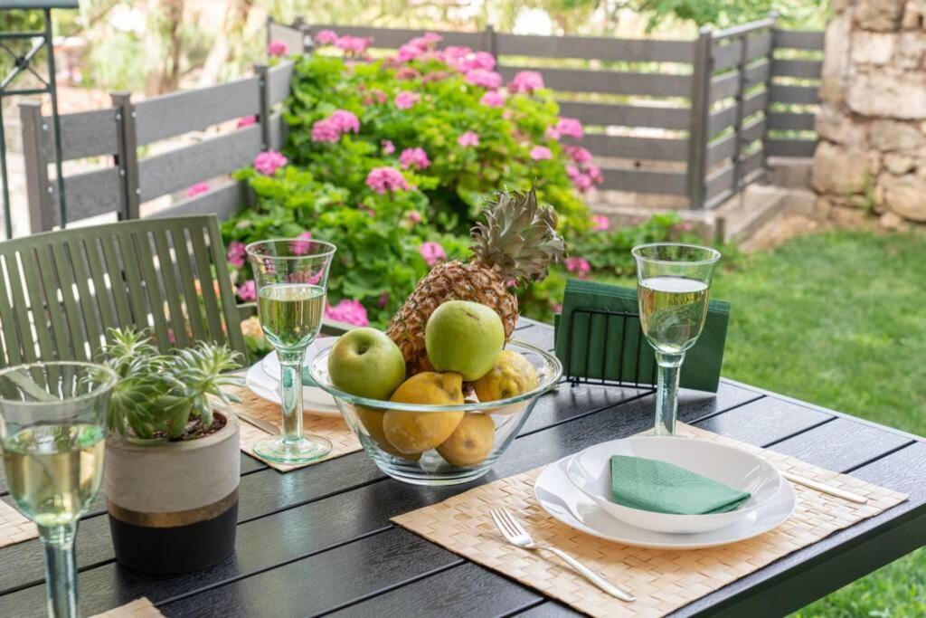 Central & Elegant Suite With Private Garden أرغوستولي المظهر الخارجي الصورة