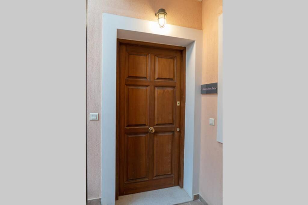 Central & Elegant Suite With Private Garden أرغوستولي المظهر الخارجي الصورة
